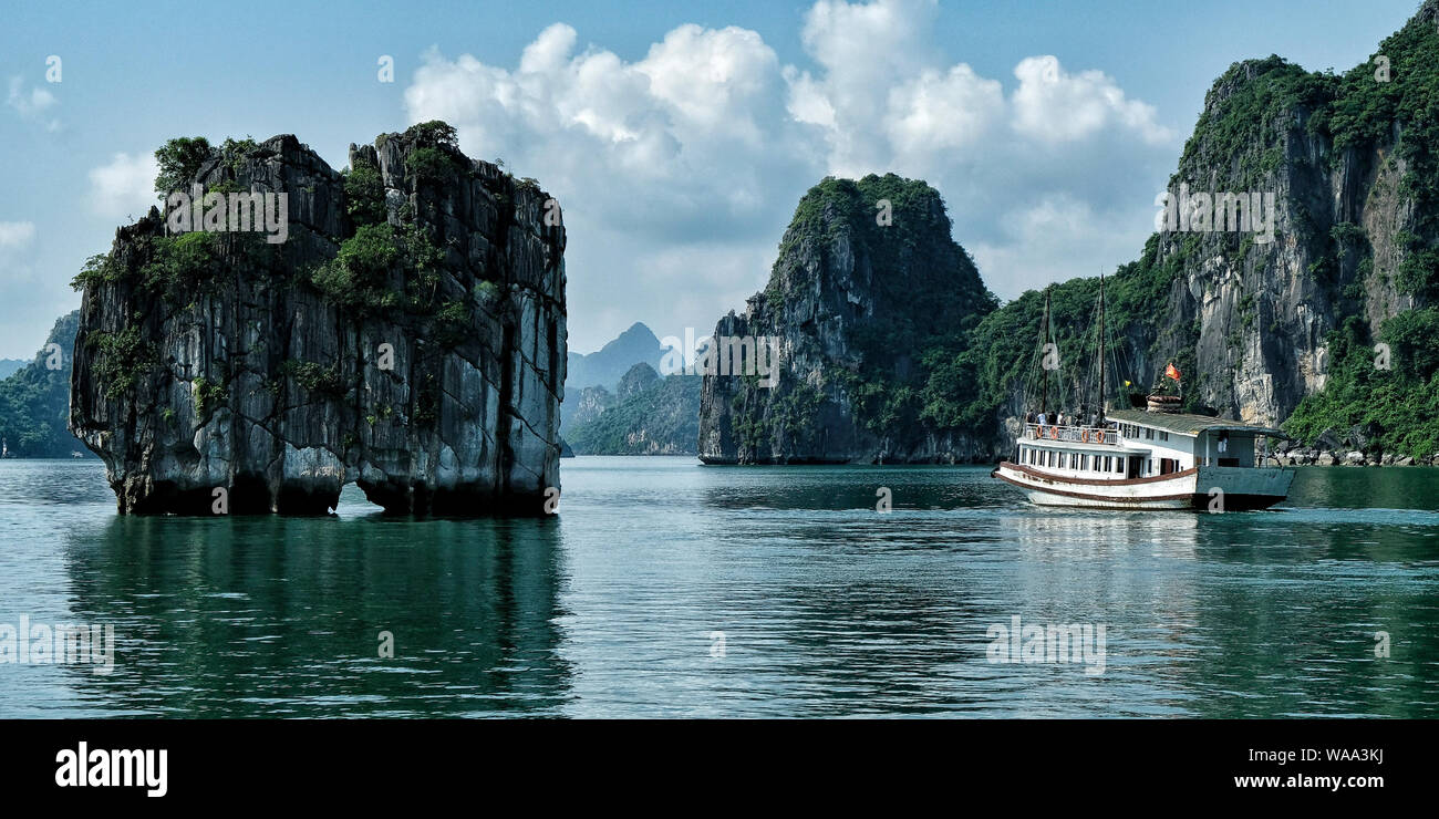 Halong, Vietnam - 22. August: Touristen, die in Halong Bay mit dem Boot am 22. August 2018 in Halong, Vietnam. Stockfoto