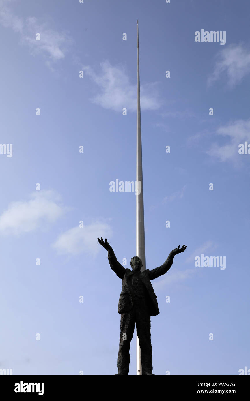 Bild Der Turm von Dublin, mit der Statue von Jim Larkin im Vordergrund. Stockfoto
