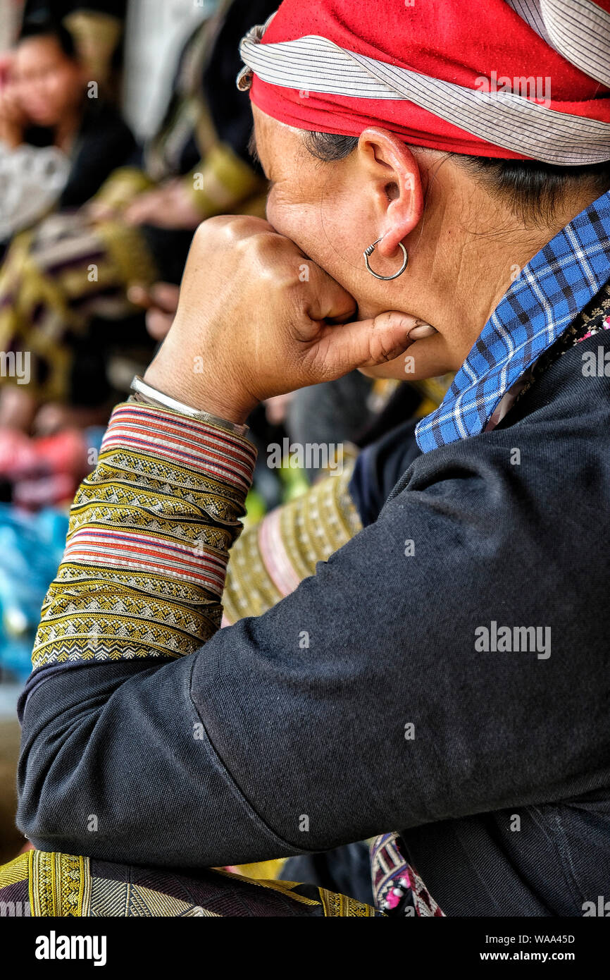 Ta Phin, Vietnam - 24. August: Red Dao Frauen nähen im Dorf am 24. August 2018 in der Ta Phin. Red Dao Menschen sind chinesische Minderheit in Vietnam. Stockfoto