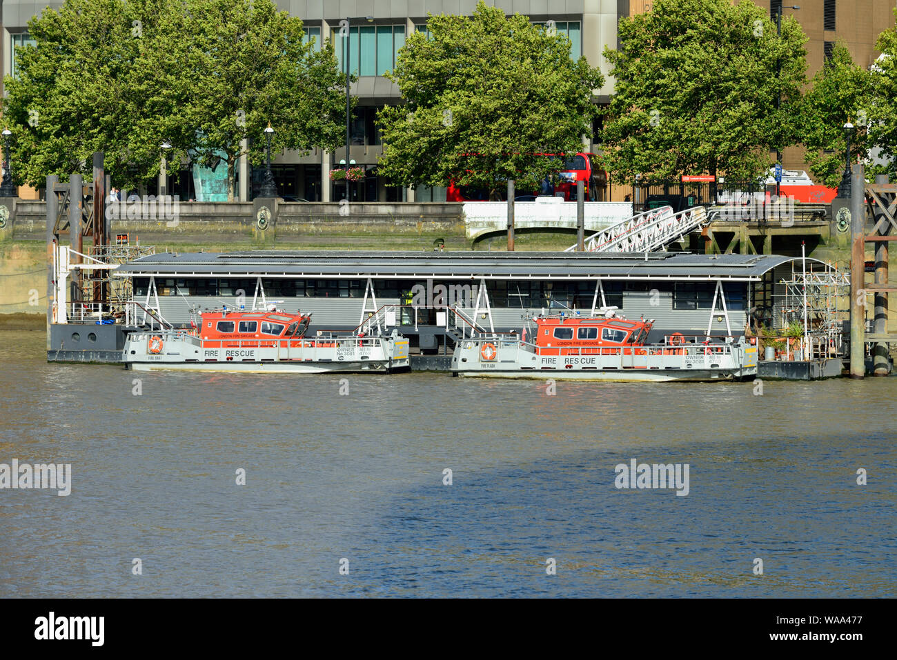 Fireboats günstig an der Lambeth Fluss Feuerwache, Albert Embankment, Lambeth, London, Vereinigtes Königreich Stockfoto