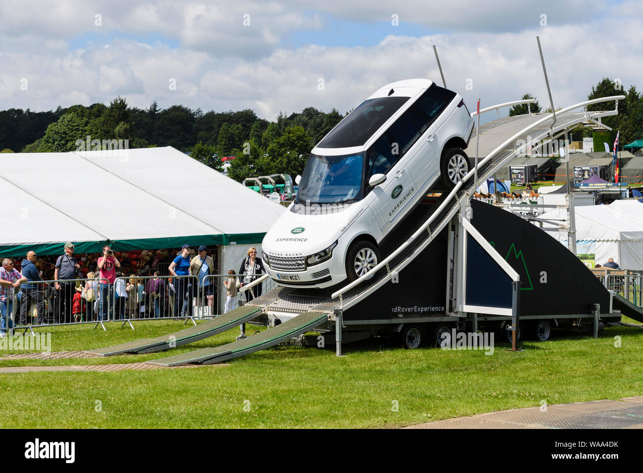 Leute beobachten, Range Rover Vogue, steilen Abstieg auf beängstigend temporäre Anzeige Kurs - Land Rover Experience, Yorkshire, England, Großbritannien Stockfoto