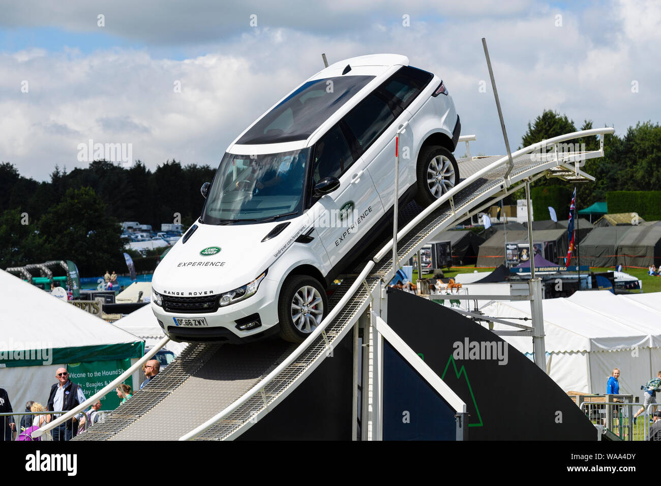 Range Rover Sport fahren hinunter spannend steilen Abstieg auf temporäre Anzeige Kurs - Land Rover Experience, Yorkshire, England, UK. Stockfoto