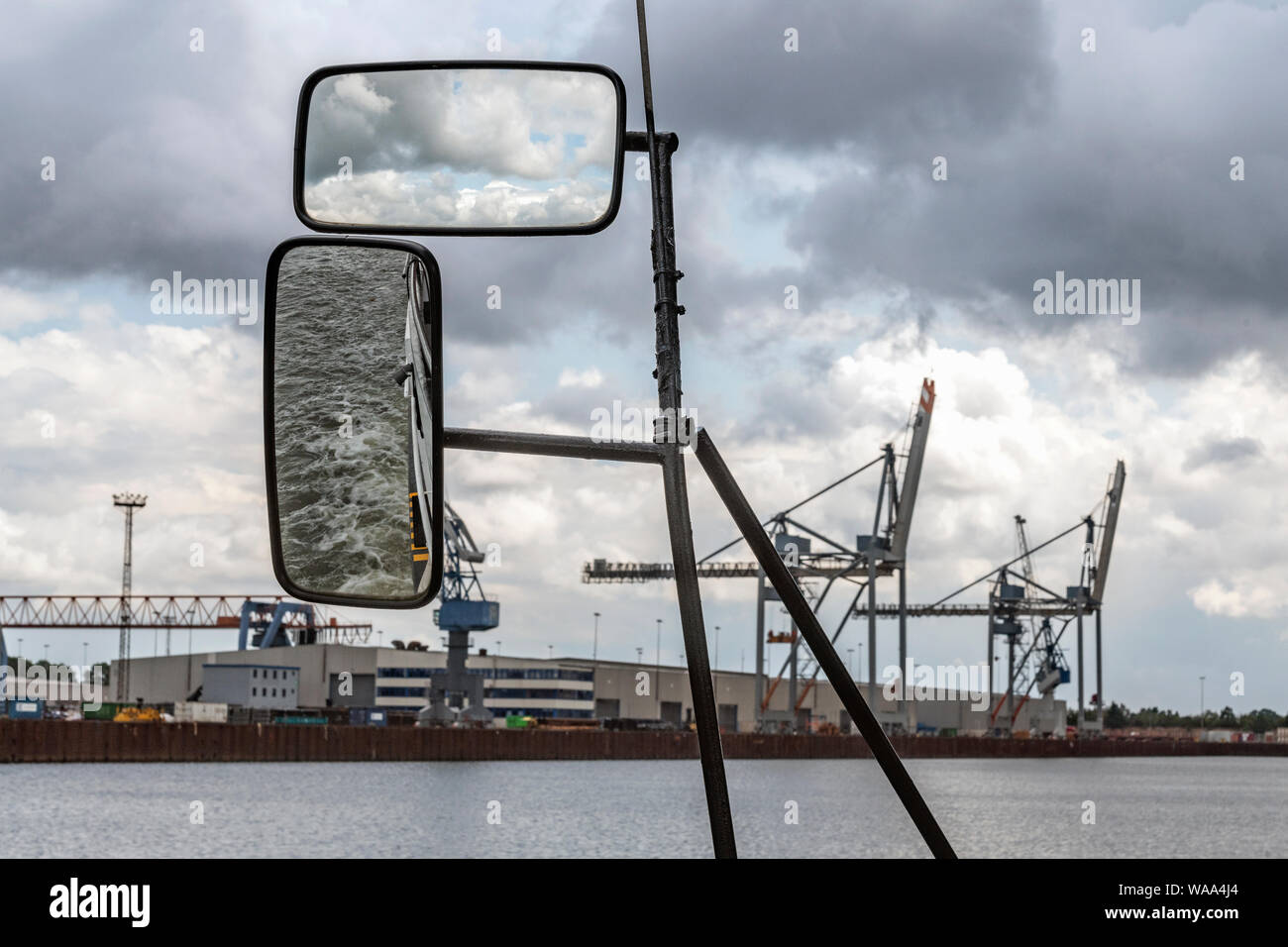 Rückspiegel mit einem Schiff bei einer Hafenrundfahrt in Bremen. Stockfoto