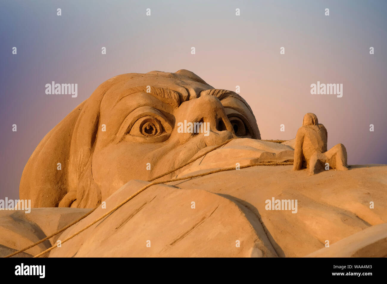 Ein Sand Skulptur von Gulliver, der protagonist von berühmten Jonathan Swifts Roman "Gullivers Reisen" von spanischen Sand Bildhauer Montserrat Cuesta Marin und Sergio Ramírez Perez von 380 Tonnen Sand auf der ersten Internationalen Sandskulpturenfestival starring führende Künstler und aller Zeiten mythischen Helden in Bar Kochba Strand in der südlichen Stadt Aschkelon in Israel. Stockfoto