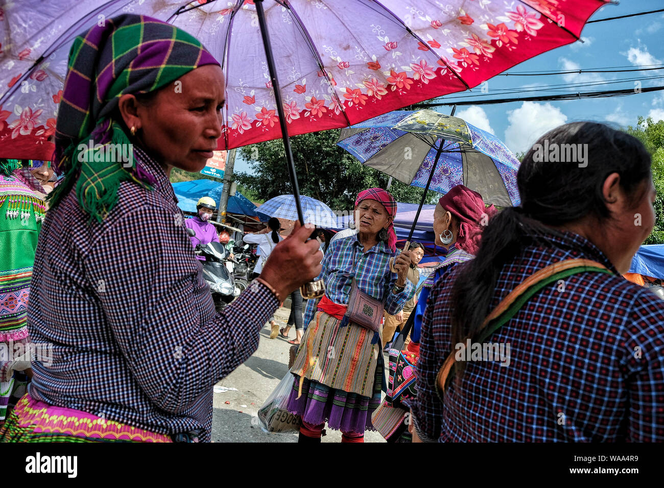 Bac Ha, Vietnam - 26. August: Frau Verkäufer der Hmong indigener Stamm auf dem lokalen Markt am 26. August 2018 in Bac Ha, Vietnam. Stockfoto