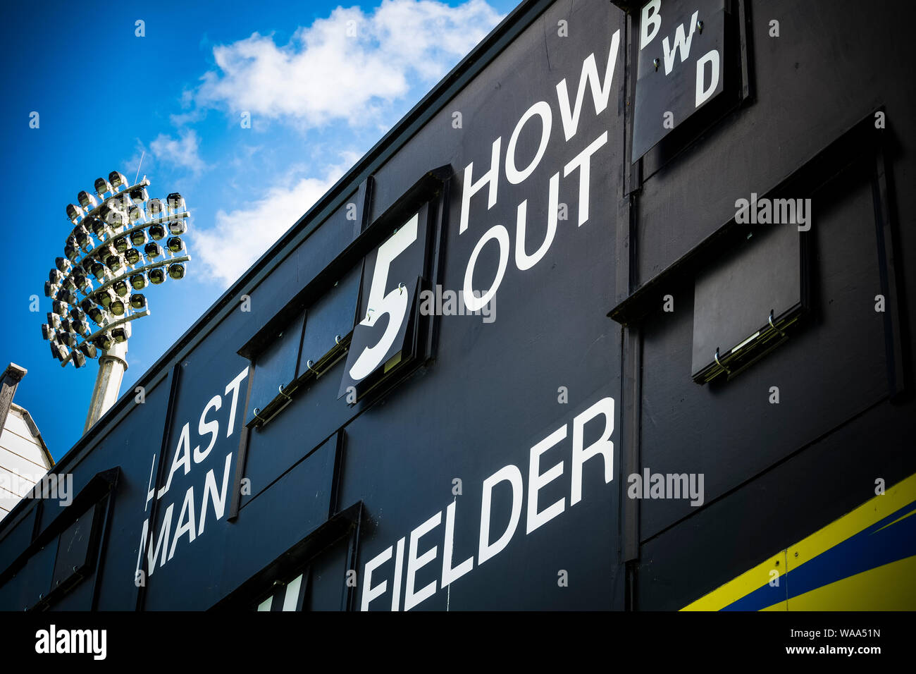 Kricket Anzeigetafel und Flutlicht an Cricket Ground im Sommer Stockfoto