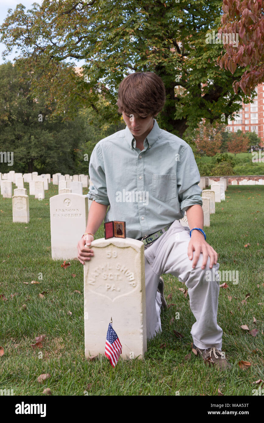 Christian Liljenquist stellt am Grab eines Soldaten (Nath'l Shoup, Sgt. Pa), die während des Bürgerkrieges starb. Eine ambrotype Foto von Shoup ist oben auf dem Grabstein. Alexandria National Cemetery, Alexandria, Virginia Abstract: Vor dem Liljenquist Familie spendete die Ambrotype Foto von Nathaniel Shoup in der Bibliothek des Kongresses, Sie das Foto gemacht hat zu gravierenden Shoup's Seite. Shoup starb an Typhus im Jahre 1862, während im 84th Pennsylvania Infanterie Regiment zu dienen. Für einen genaueren Blick auf das Porträt Shoup, siehe AMB/Zinn. 3032, http://hdl.loc.gov/loc.pnp/ppmsca.34377 Stockfoto