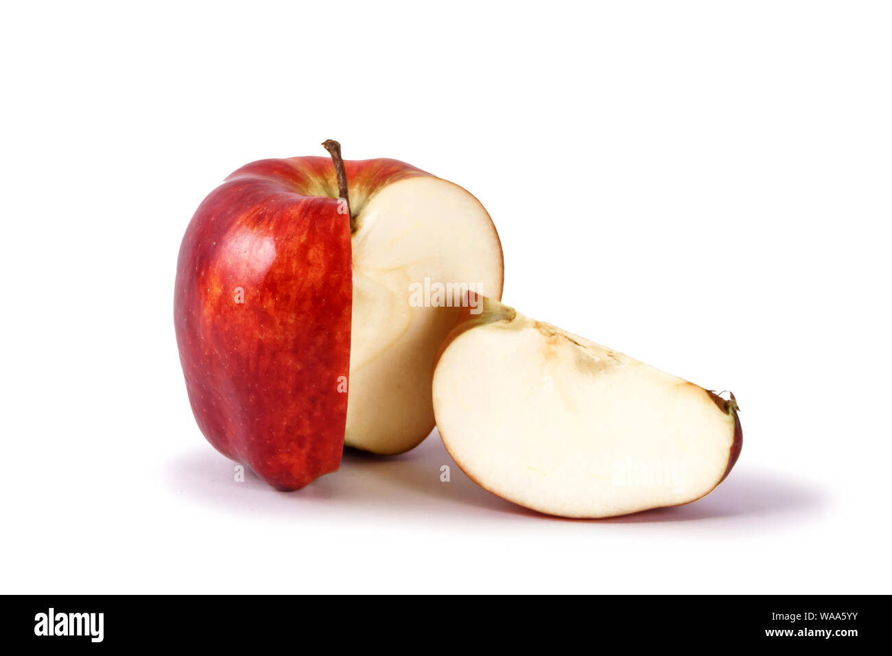 Reife rote Apple ohne Scheibe, Nahaufnahme, Schnitt auf weißem Hintergrund Stockfoto