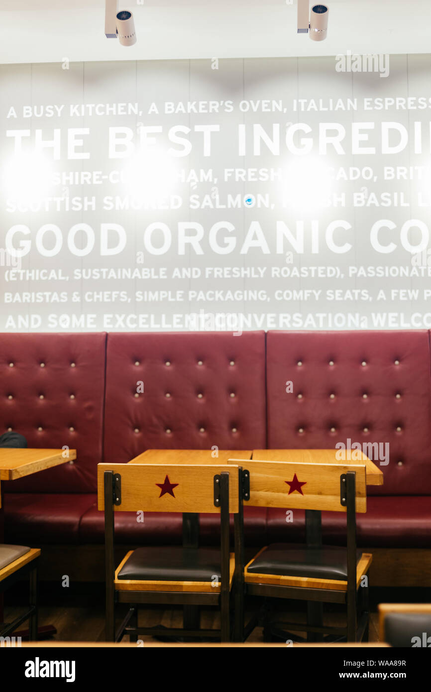 Stuhle Und Tische In Einem Pret A Manger Cafe In London Pret Ist Eine Beliebte Internationale Sandwich Shop Kette In Grossbritannien Stockfotografie Alamy