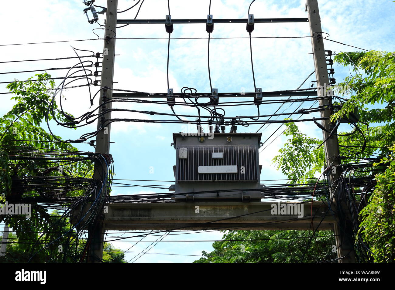 Transformator auf hohe elektrische Pole für elektrische Leistung Getriebe installiert Stockfoto