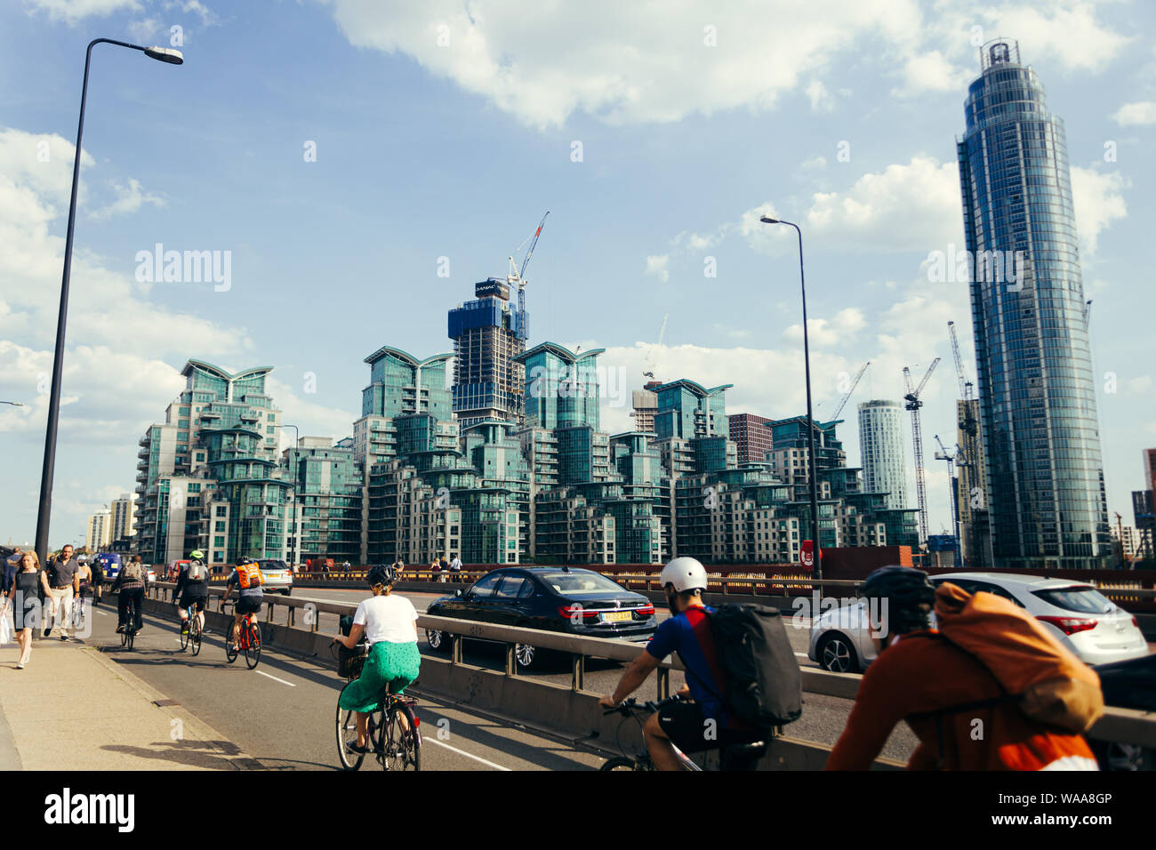 London/Großbritannien - 16. Juli 2019: St. George Wharf Komplex von Gebäuden aus der Vauxhall Bridge gesehen. Es ist ein Fluss in Lambe Stockfoto