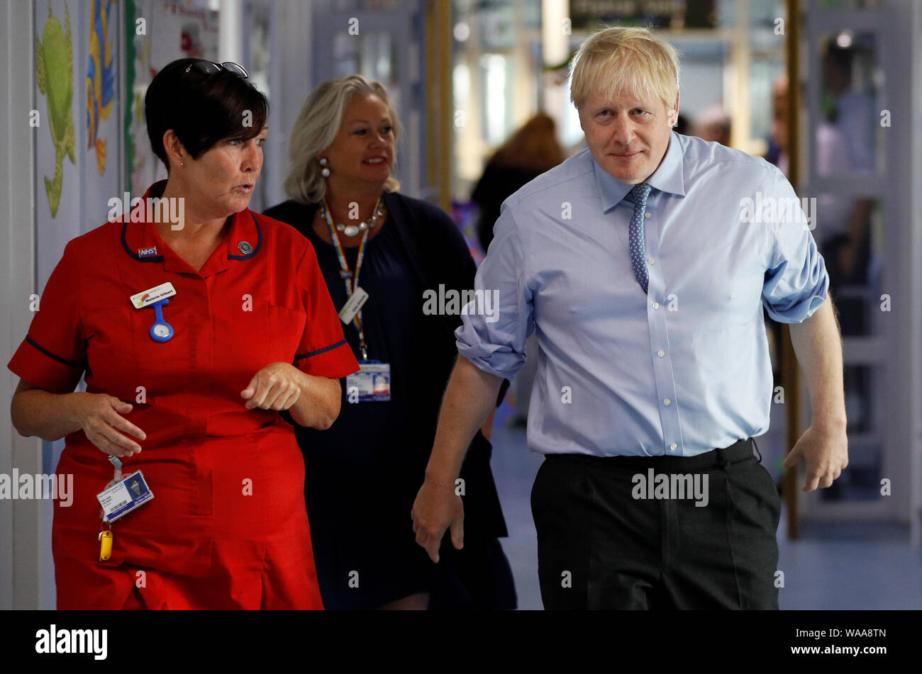 Premierminister Boris Johnson trifft sich mit Angehörigen der Gesundheitsberufe bei einem Besuch der Royal Cornwall Krankenhaus in Truro, Cornwall. Stockfoto