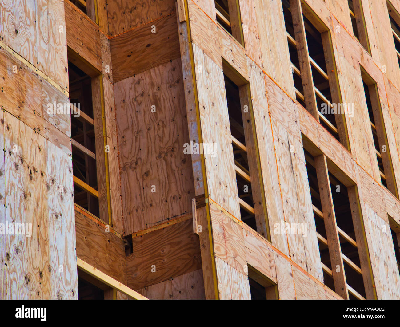Sperrholz im modernen Wohnungsbau verwendet Stockfoto