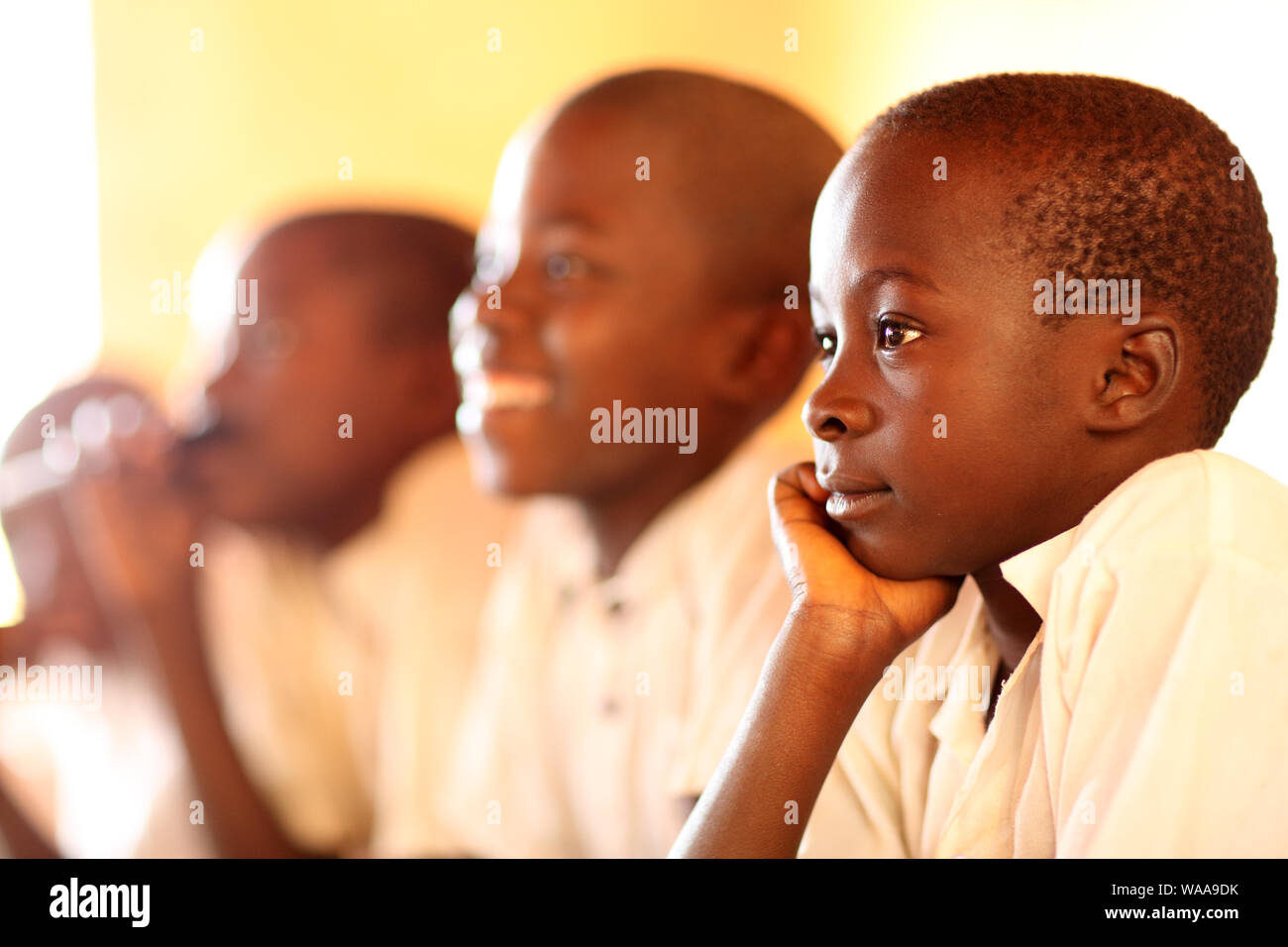 Schüler in der Grundschule in Kigoma, Tansania. Tansania hat noch eine alarmierende Drop-out-Rate der Schüler in der Grundschule Stockfoto