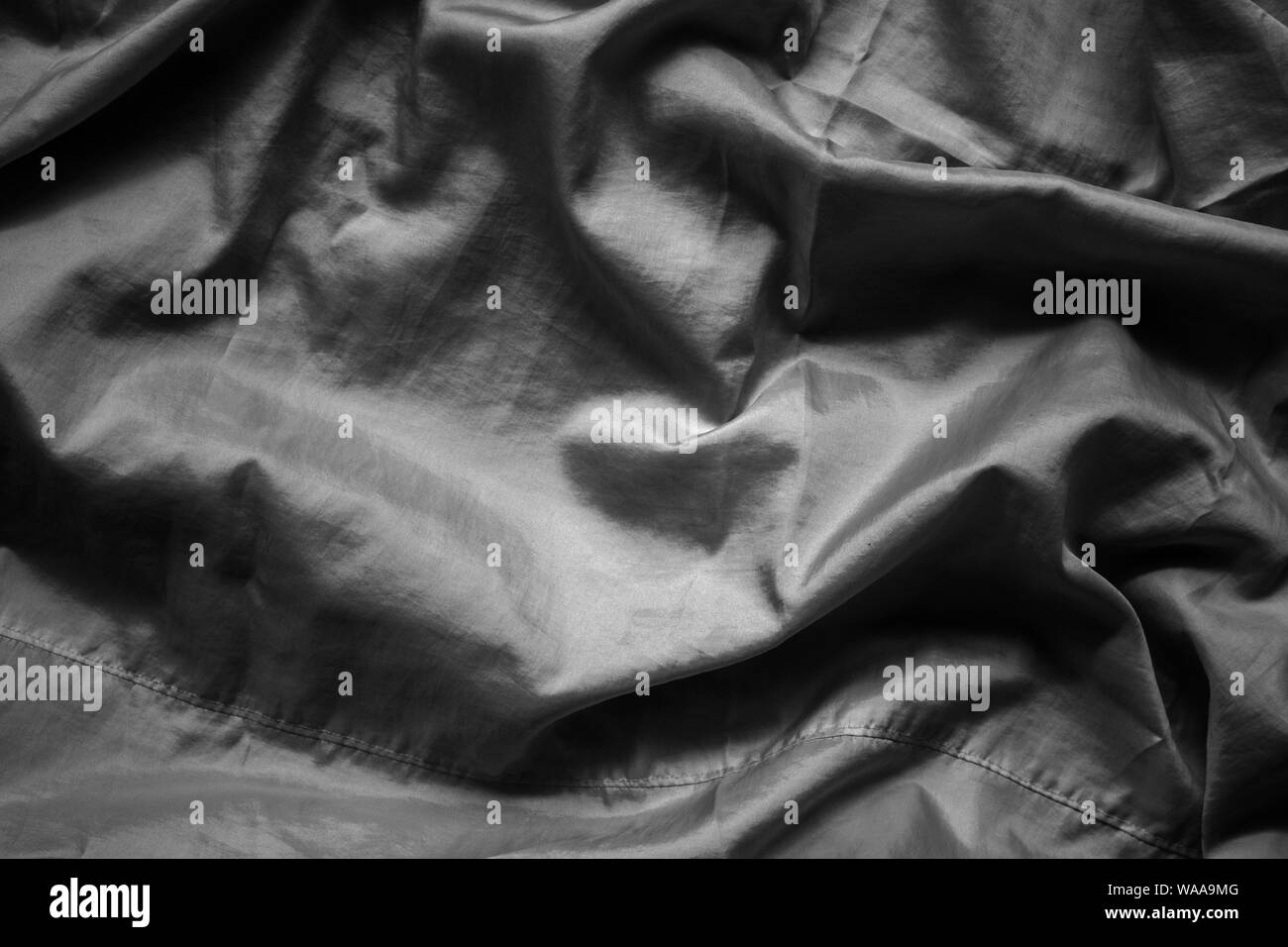 Abstrakte zerknitterten schwarzen Stoff Stoff Textur mit Stoff Naht aus Garnen für Hintergrund Stockfoto