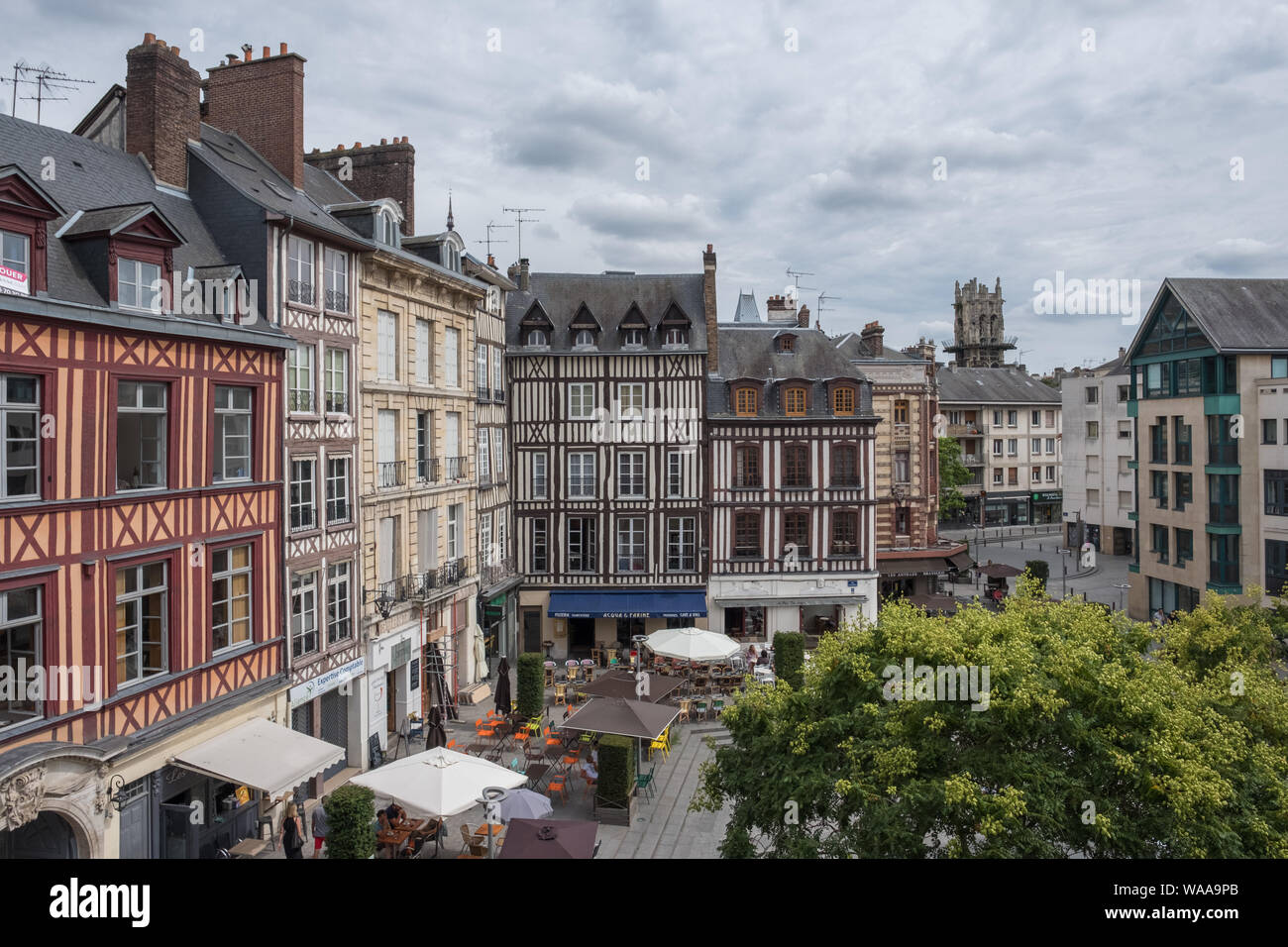 Die bunten französischen Gebäude am Platz de La Pucelle wie aus einem Zimmer im Hotel De Bourgtheroulde in Rouen, Frankreich, Stockfoto