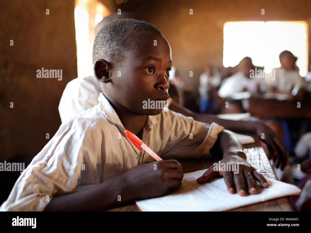 Junger Schüler in der Grundschule in Kigoma, Tansania. Tansania hat noch eine alarmierende Drop-out-Rate der Schüler in der Grundschule Stockfoto