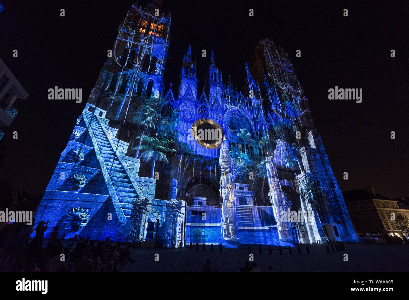 Einen blauen Maya Bild und Treppe ist auf die Kathedrale von Rouen als Teil der Kathedrale von Rouen, Frankreich projiziert Licht zeigen Stockfoto