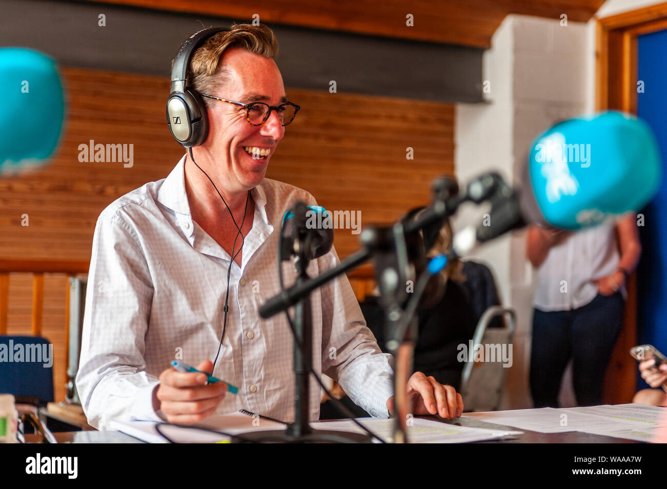 Schull, West Cork, Irland. 19 Aug, 2019. Nach vielen Jahren der Einladungen, TV und Radio star Ryan Tubridy kam schließlich zu Schull seine Show auf RTE Radio 1 heute zu präsentieren. Er befragte die Menschen vor Ort und posierte für Fotos danach, bevor Sie auf einem Rundgang in Schull Dorf. Credit: Andy Gibson/Alamy Leben Nachrichten. Stockfoto