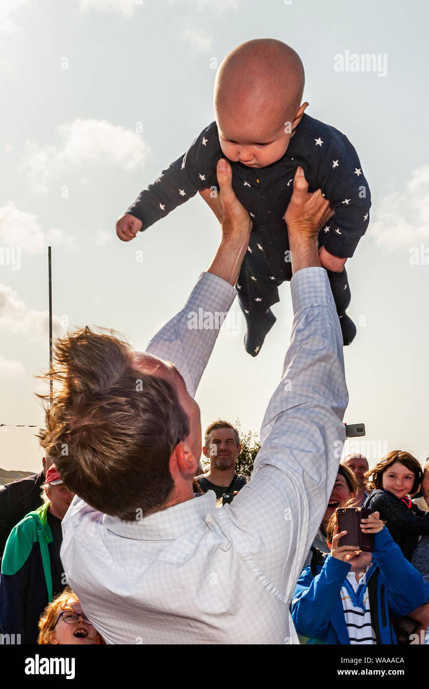 Schull, West Cork, Irland. 19 Aug, 2019. Nach vielen Jahren der Einladungen, TV und Radio star Ryan Tubridy kam schließlich zu Schull seine Show auf RTE Radio 1 heute zu präsentieren. Er befragte die Menschen vor Ort und posierte für Fotos danach, bevor Sie auf einem Rundgang in Schull Dorf. Ryan Tubridy hatte einen Moment mit Hugo Van Jaarsveld aus Dublin. Credit: Andy Gibson/Alamy Leben Nachrichten. Stockfoto