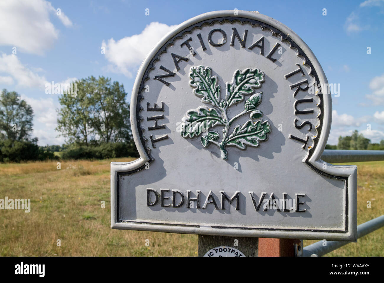 Ein National Trust Plakette markiert den Bereich von Dedham Vale Essex-Suffolk ANOB, Grenze, England, Großbritannien Stockfoto