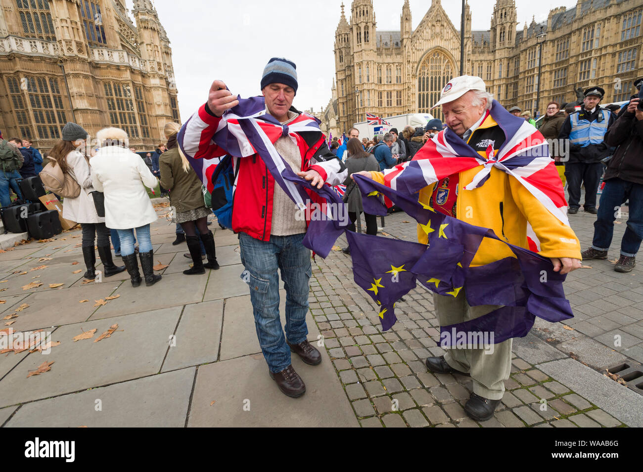 Zwei Pro Brexit Anhänger bis Rippen einer europäischen Flagge an einem Pro Brexit Protest, außerhalb des "House of Commons", der 5 Monate seit Großbritannien gestimmt. Stockfoto