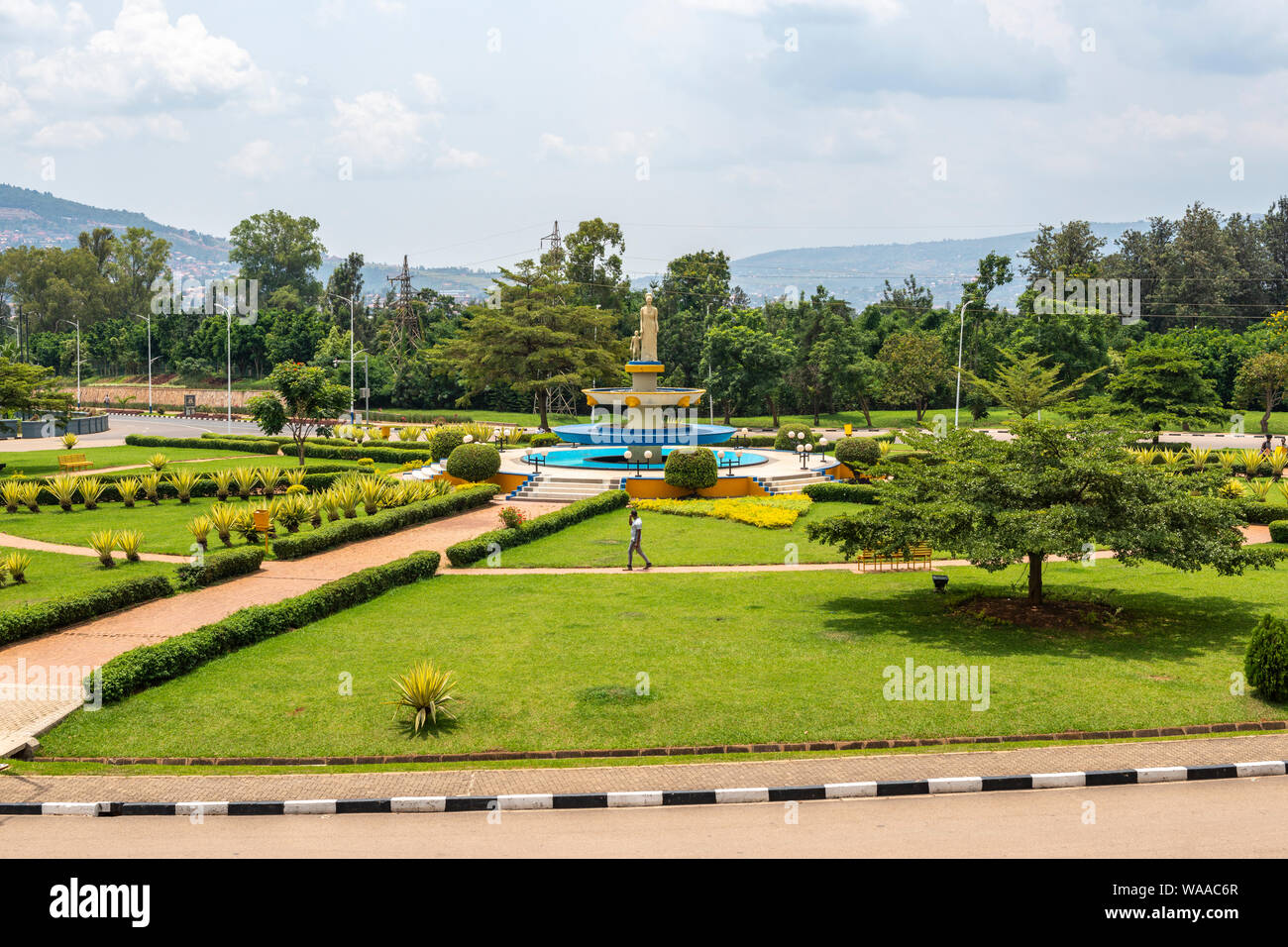 Brunnen in der Mitte des Kreisverkehrs KG 2 Neben Radisson Blu Hotel und Convention Center, Kigali, Ruanda, Ostafrika Stockfoto