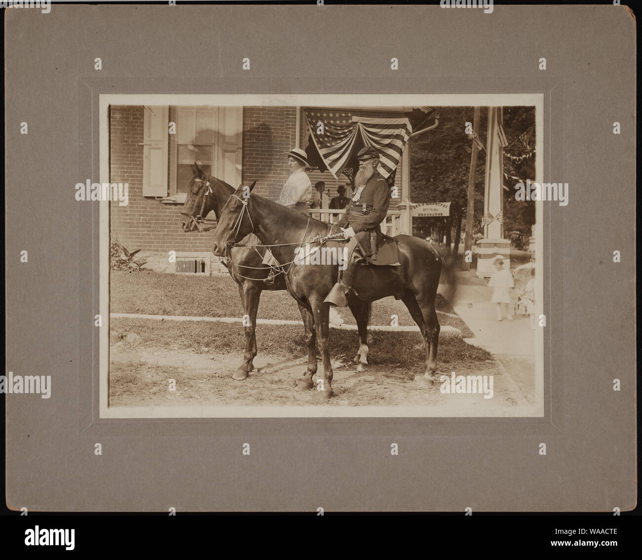 Bürgerkrieg veteran Joseph Matchette in Uniform mit Orden und sein Adjutant, Frau Minnie Lazarus, zu Pferd]/Roth Stockfoto