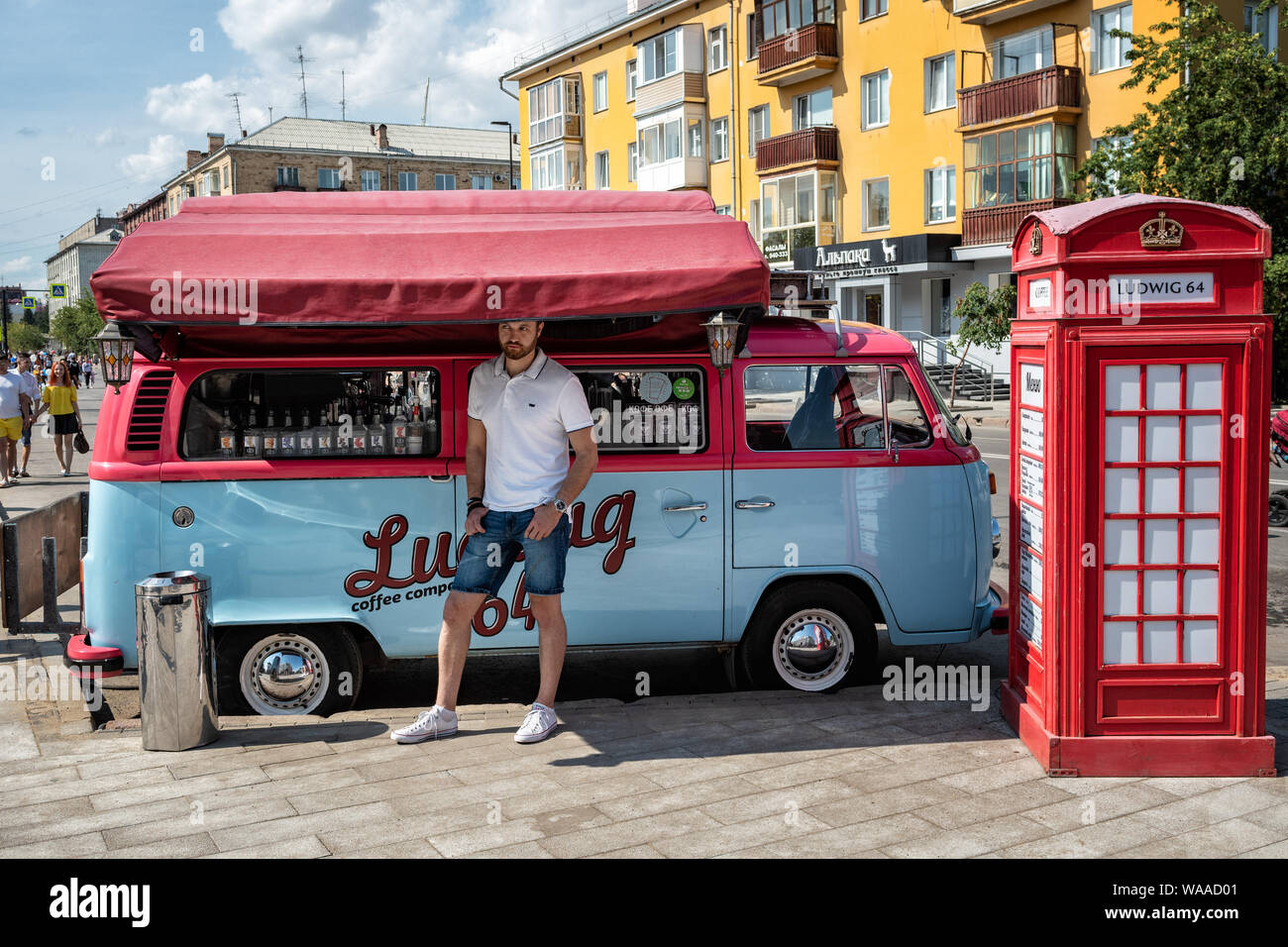 August 25, 2018 - Ludwig 64 Coffee Company Blue Bus in Krasnojarsk während der Stadt Tag, Sibirien, Russland Stockfoto