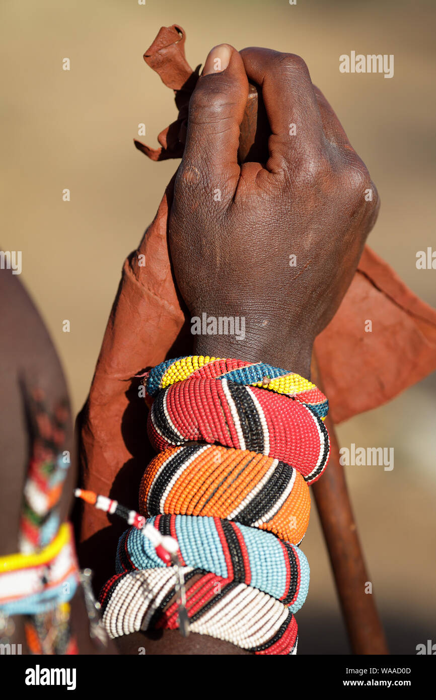 Nahaufnahme der unteren Arm eines Samburu Krieger in Kenia mit farbenfrohen traditionellen Colliers und Armbänder Stockfoto