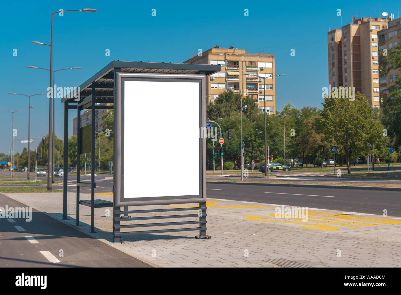 Außenwerbung Plakat mock up am Busbahnhof in städtischen Umgebung auf einem hellen sonnigen Sommertag Stockfoto