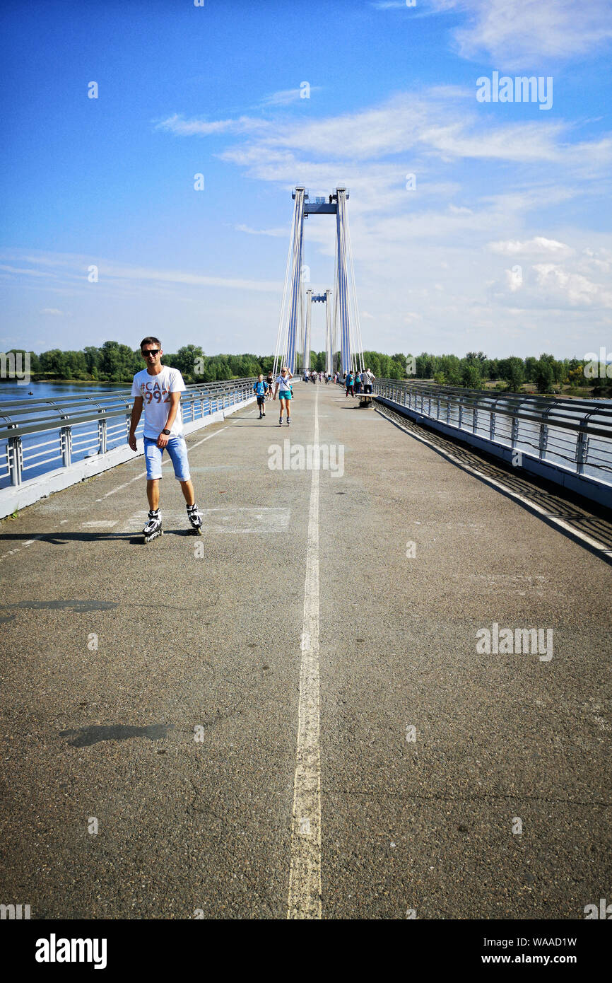 Inline Skating auf Vinogradovsky Brücke in Krasnojarsk, Sibirien, Russland Stockfoto