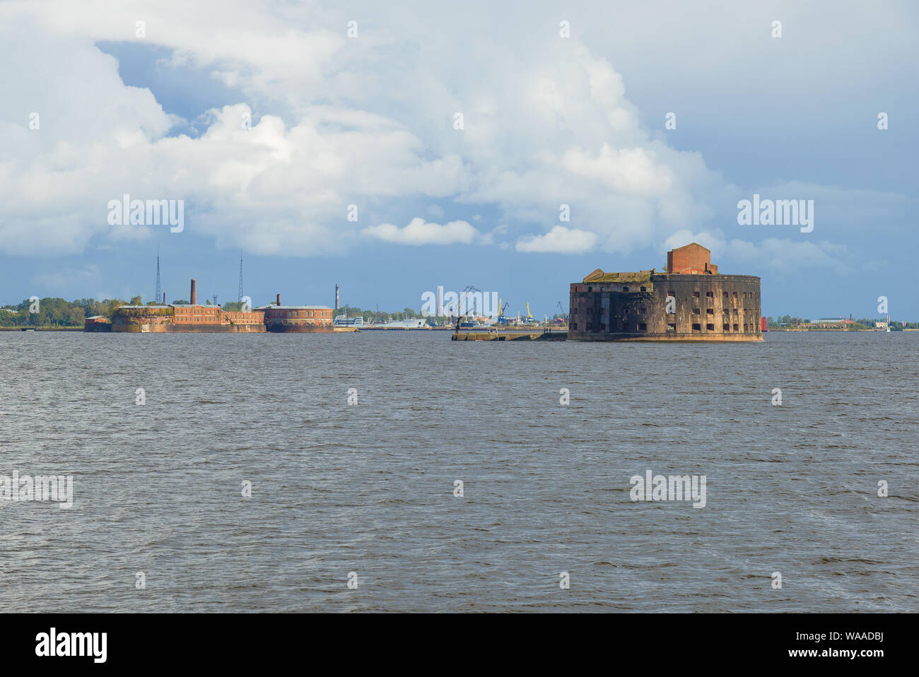 Blick über das historische Artillerie forts Kaiser Alexander die erste (Pest) und Peter der Große in die Wasserfläche der finnische Bucht im September bewölkt Stockfoto