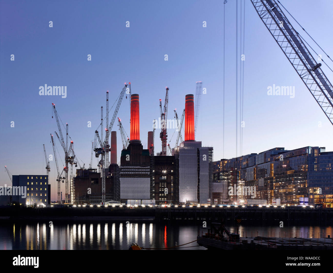 Blick über die Themse mit beleuchteten Baustelle. Battersea Power Station 2019, London, Vereinigtes Königreich. Architekt: Verschiedene, 2019. Stockfoto