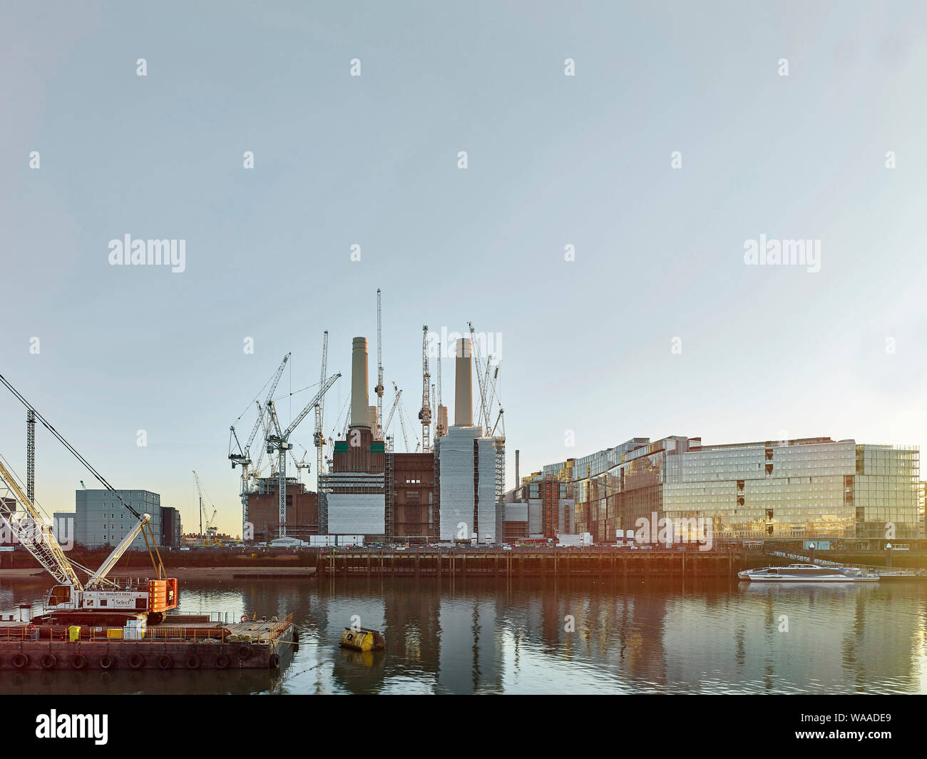 Fernblick über die Themse mit Lastkähnen und Clipper. Battersea Power Station 2019, London, Vereinigtes Königreich. Architekt: Verschiedene, 2019. Stockfoto
