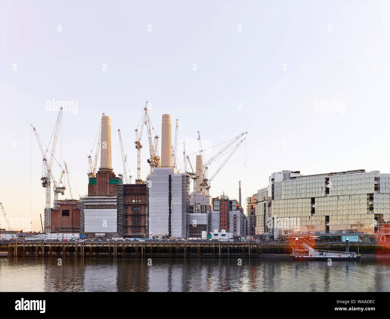 Fernblick über die Themse mit Lastkähnen und Clipper. Battersea Power Station 2019, London, Vereinigtes Königreich. Architekt: Verschiedene, 2019. Stockfoto