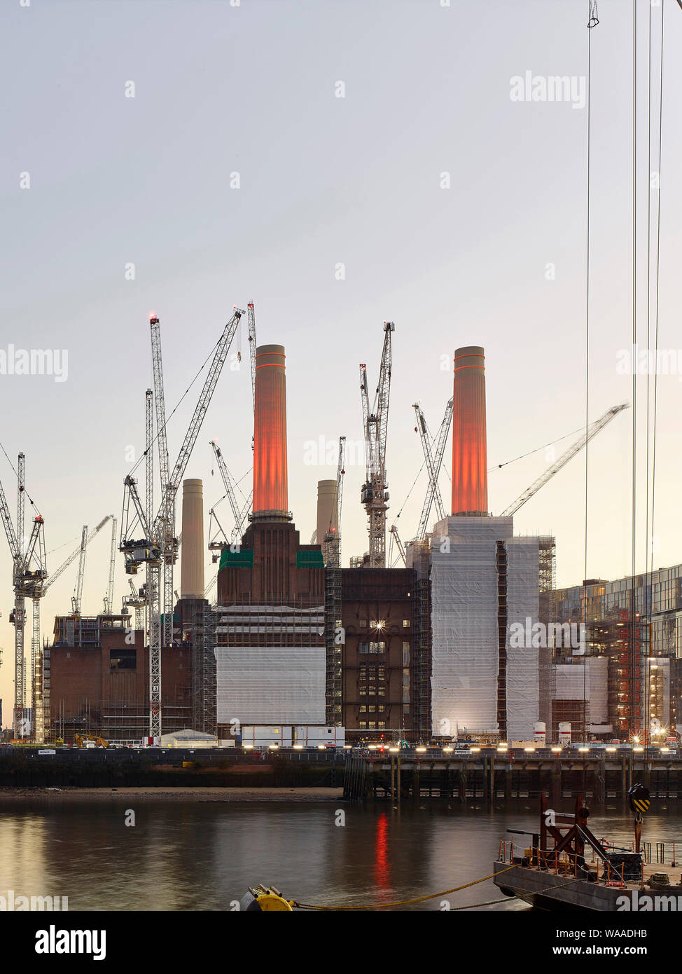 Enge Blick über die Themse mit beleuchteten Baustelle. Battersea Power Station 2019, London, Vereinigtes Königreich. Architekt: Verschiedene, 2019. Stockfoto