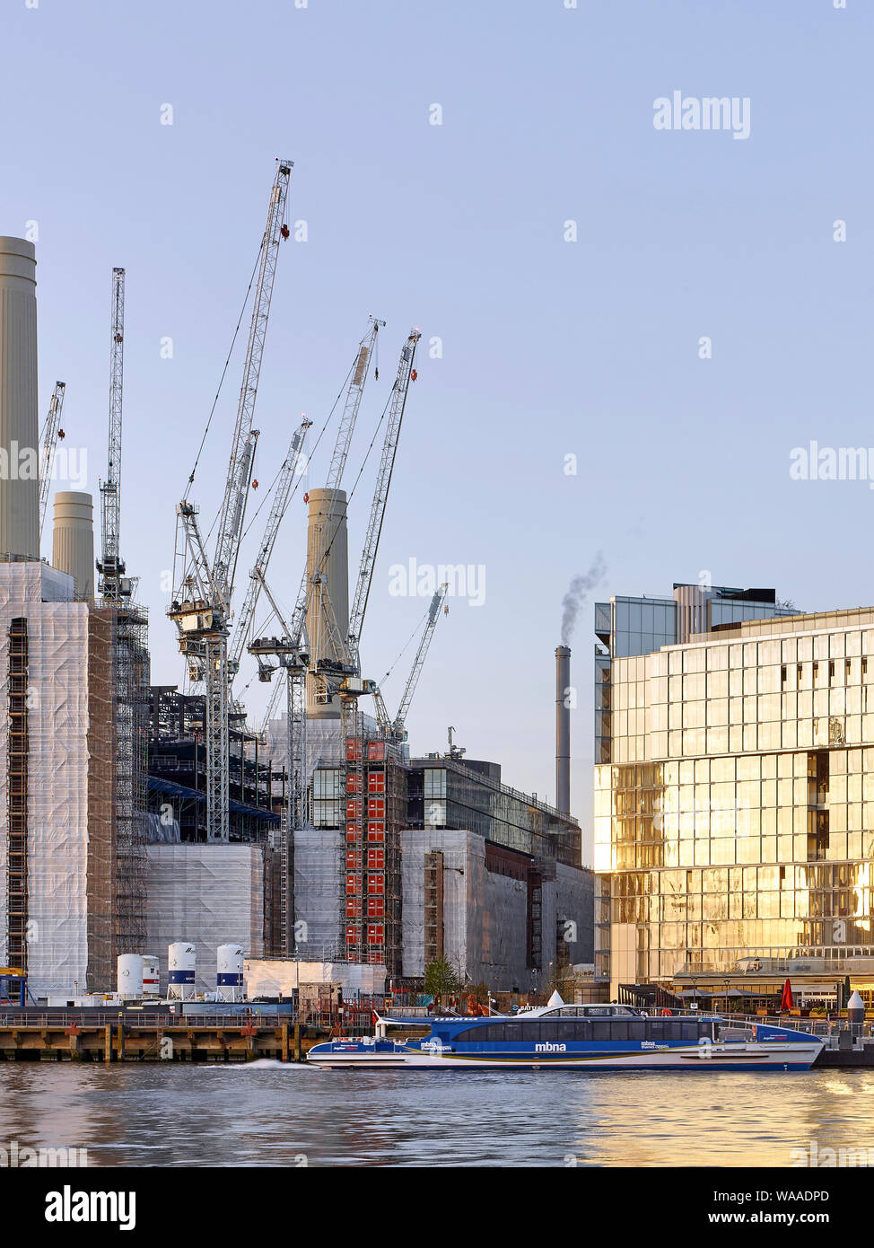 Enge Blick über die Themse mit Clipper. Battersea Power Station 2019, London, Vereinigtes Königreich. Architekt: Verschiedene, 2019. Stockfoto