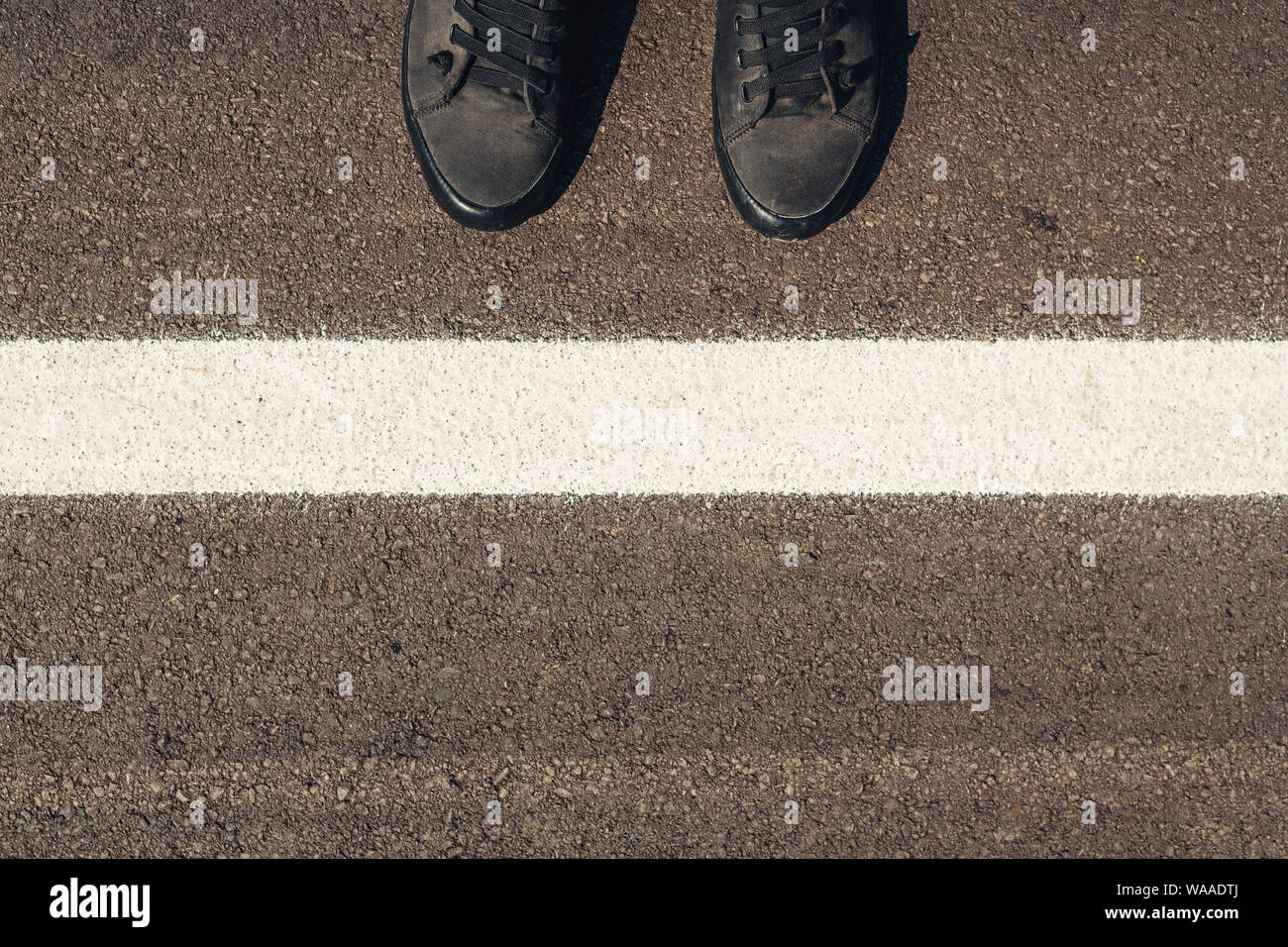 Urban Explorer, der Mensch in der modernen Schuhe stehen auf Asphalt mit weißen Abzeichen und Platz kopieren Stockfoto