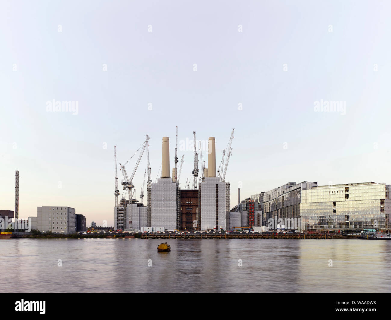 Blick über die Themse mit Baustelle. Battersea Power Station 2019, London, Vereinigtes Königreich. Architekt: Verschiedene, 2019. Stockfoto