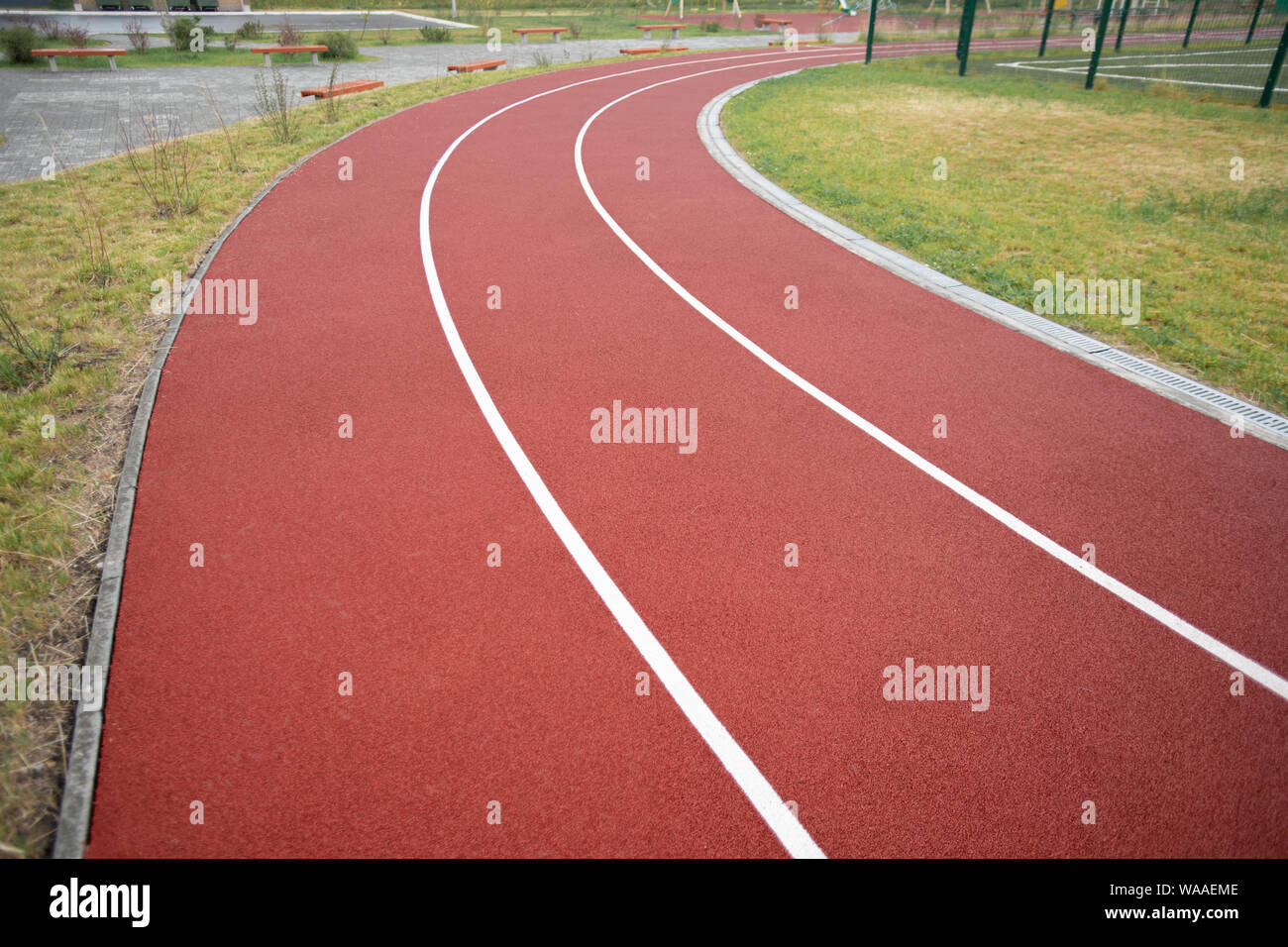 Abnehmende Perspektive der Rennstrecke mit Linien die Aufteilung in drei Abschnitte Stockfoto