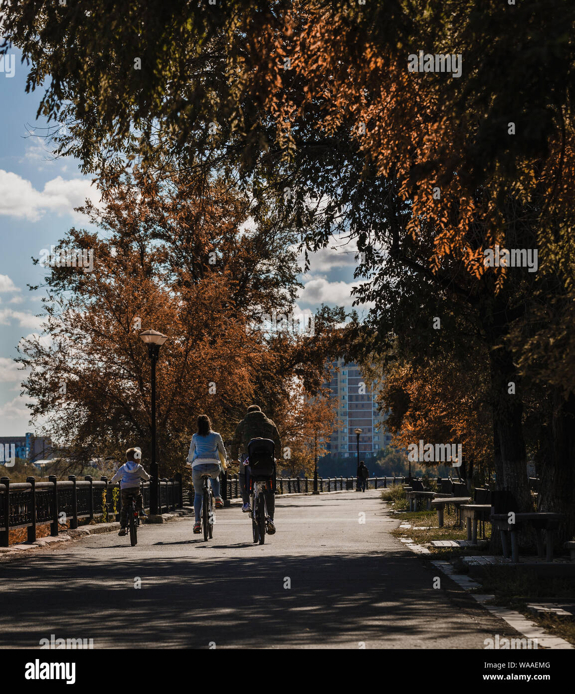 Familie auf Fahrrädern im Herbst, Radfahren im Freien Stockfoto