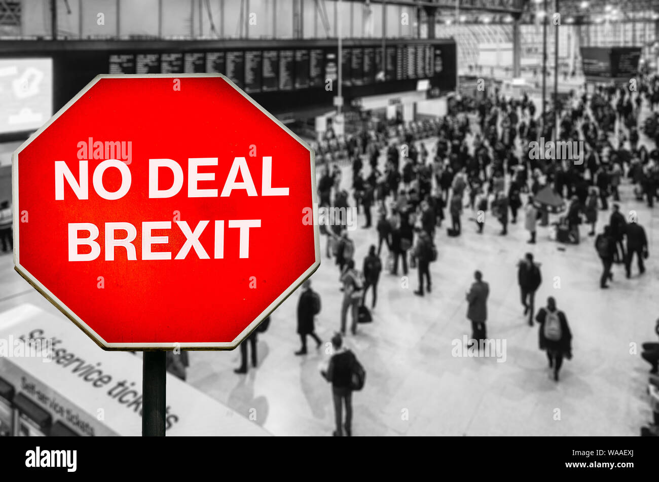 Kein Deal Brexit auf achteck Stoppschild mit hohen Perspektive geschrieben defokussierten Passagiere am Bahnhof Terminal Stockfoto