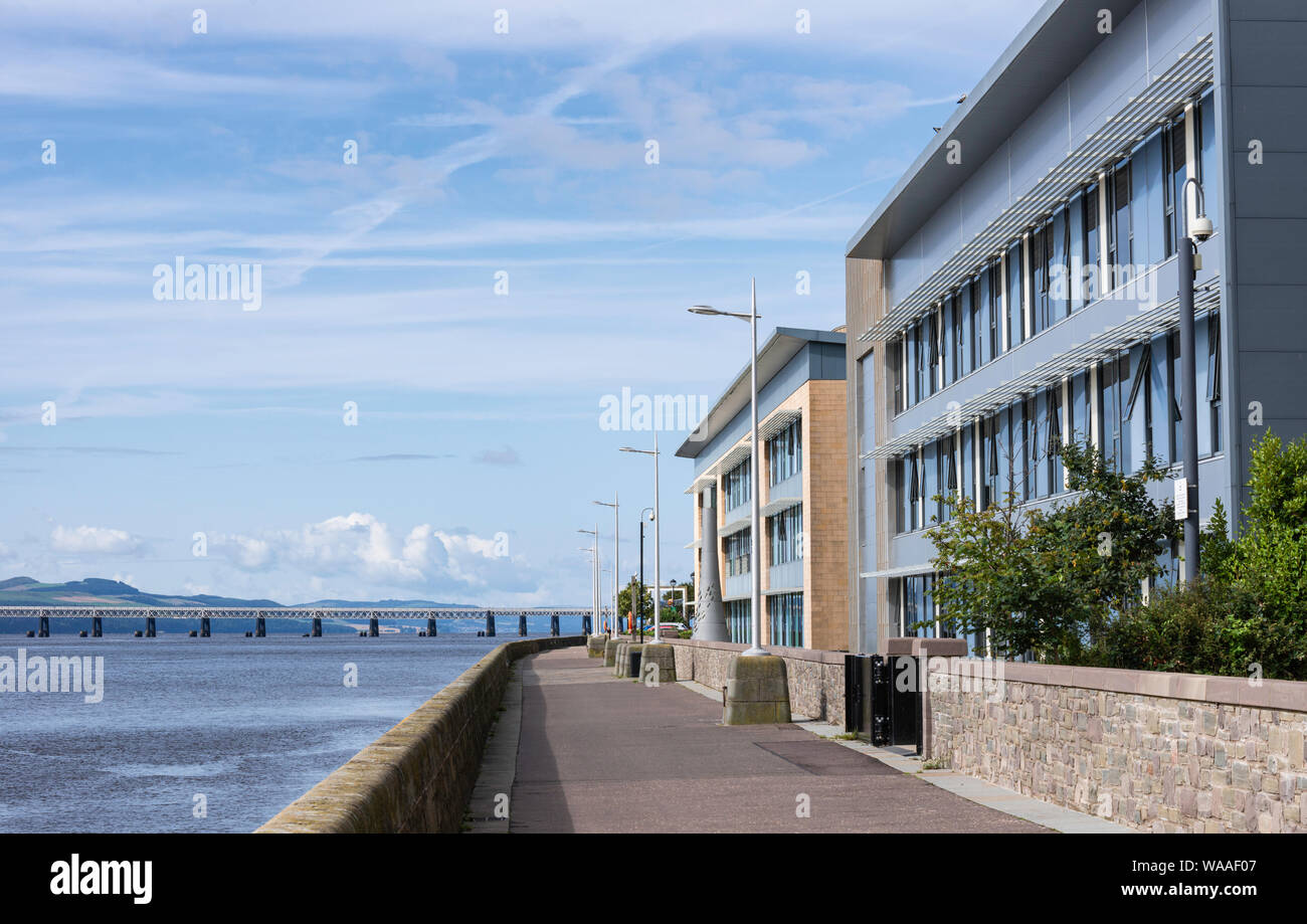 Dundee Riverside Walk und Apartments mit Blick auf der Tay Rail Bridge, Dundee, Tayside, Schottland Stockfoto