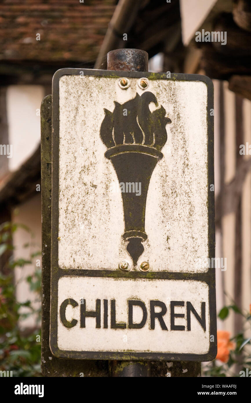 Eine alte Straße in der Nähe eines Dorfes Schule Warnung der Kinder, England, Großbritannien Stockfoto