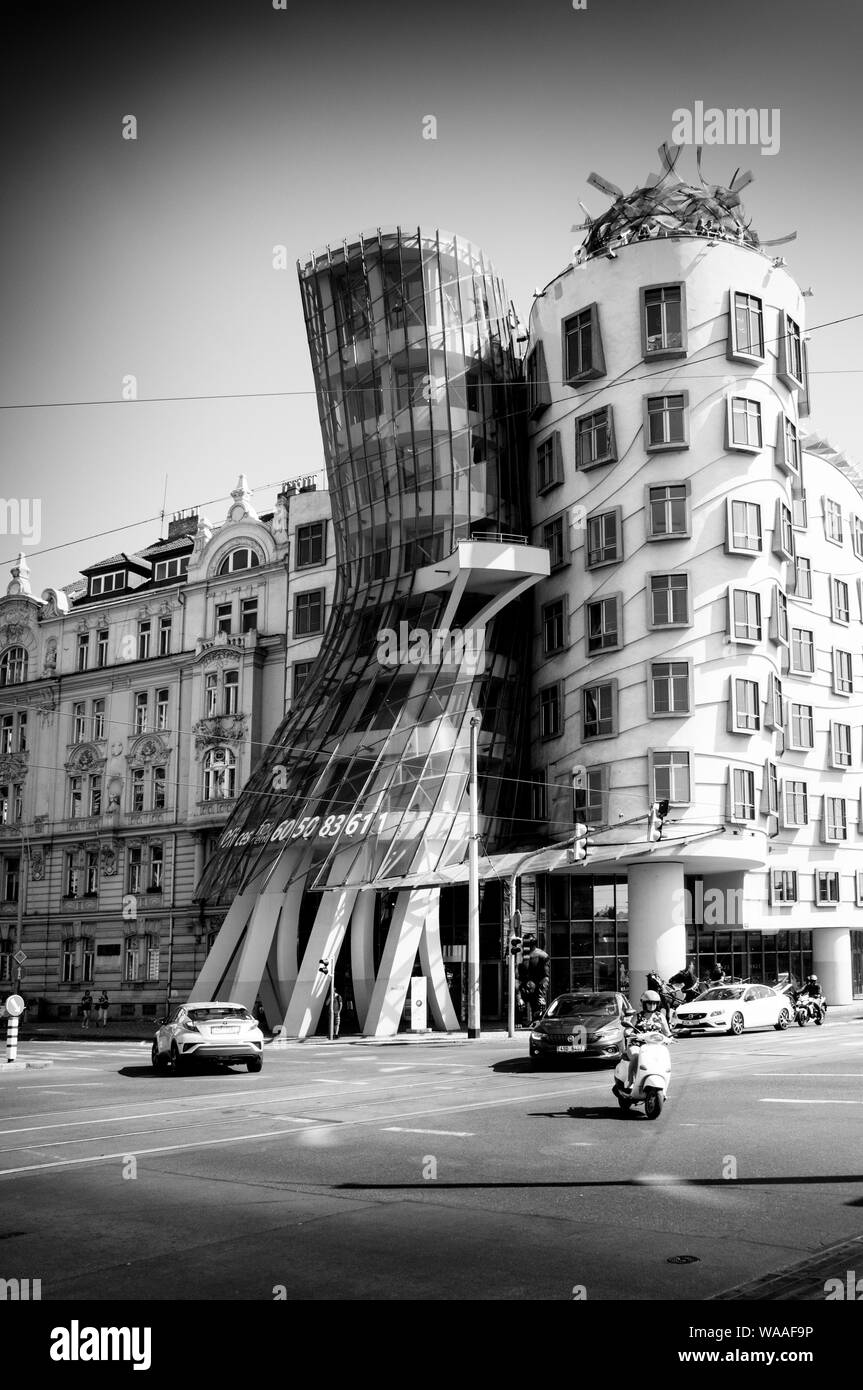 Um Prag - die Tanzenden Haus in Schwarz & Weiß Stockfoto