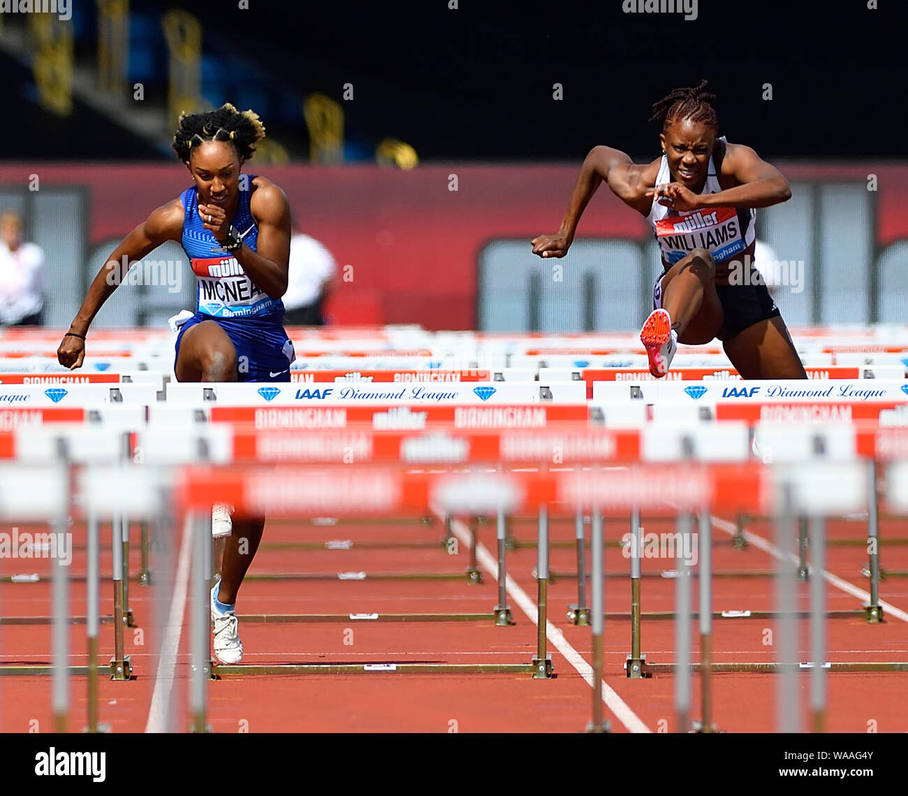 Brianna McNeal (USA) und Danielle Williams (Jamaika) in Aktion während der iaaf Diamond League Leichtathletik im Alexander Stadion in Birmingham. Stockfoto