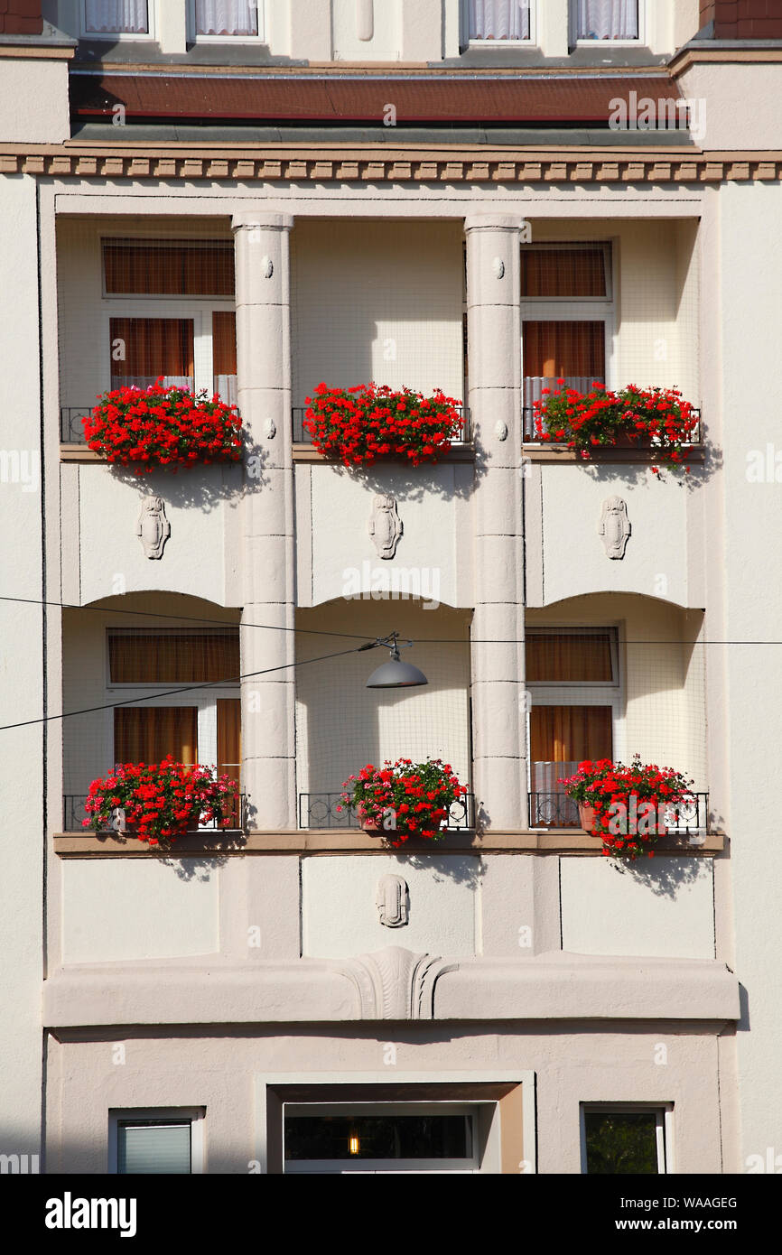 Balkon mit Blumenkästen, alte Wohnhaus, Bremerhaven, Bremen, Deutschland, Europa Stockfoto