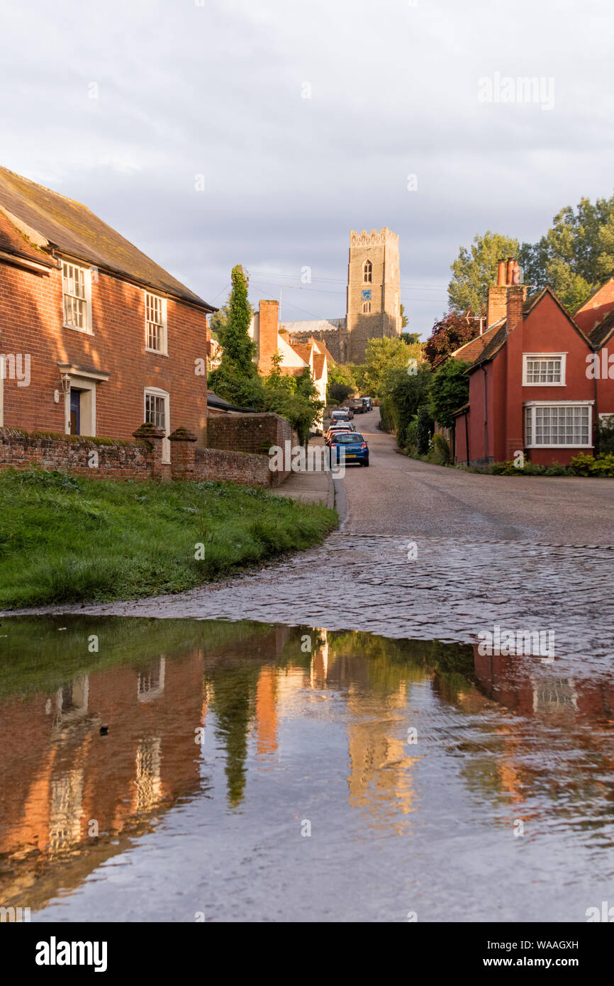 Die malerischen Fachwerkhäuser Dorf Kersey und Ford Kreuzung im Abendlicht, Suffolk, England, Großbritannien Stockfoto