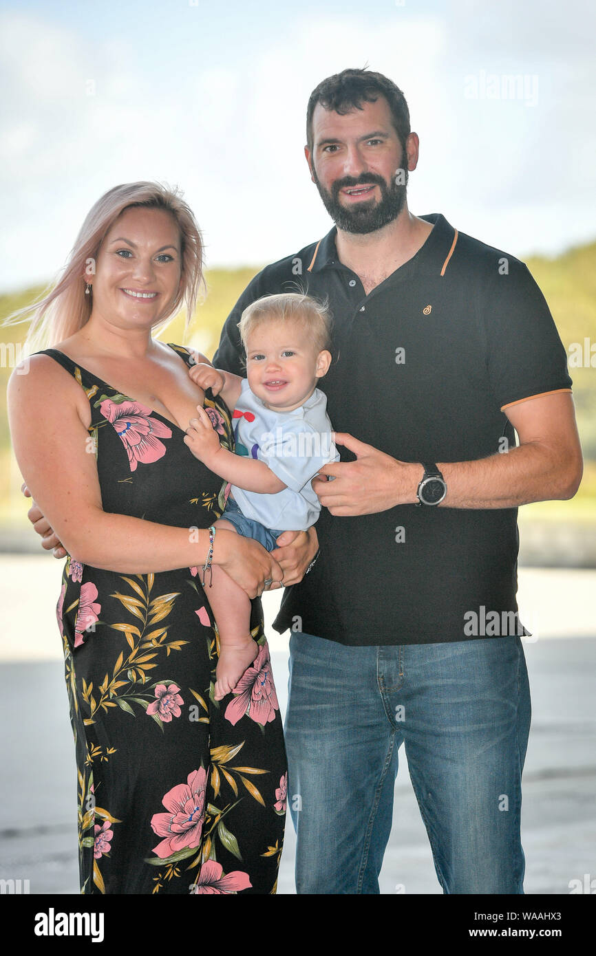 Alicia und Sandy MacDonald mit Baby Torran, da Sie seinen ersten Geburtstag feiern mit dem Bristow Such- und Rettungskräfte auf der HM Küstenwache Hubschrauber Base, Newquay, Cornwall. Stockfoto